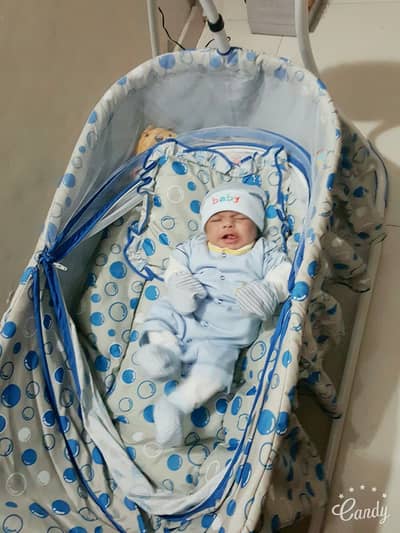 Electric baby swing