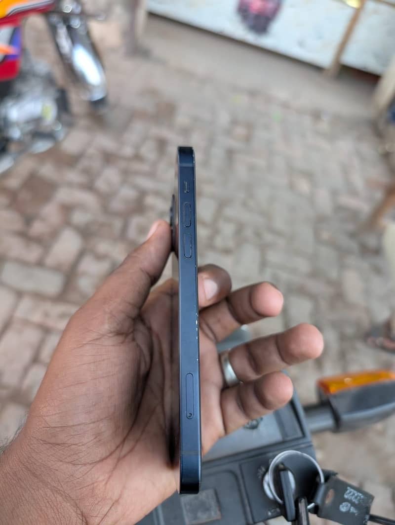 Apple iPhone 12 3