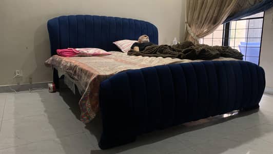 King Size Wooden Cushioned Bed urgent for Sale with 1 Side Table