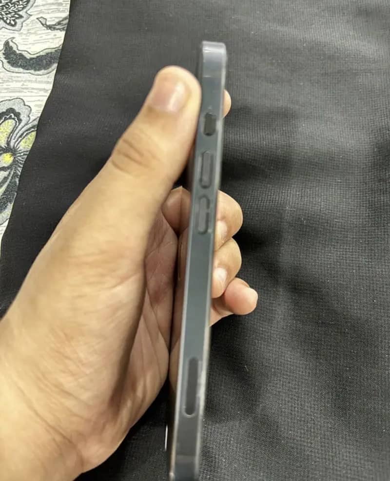 Apple iPhone 16e 1