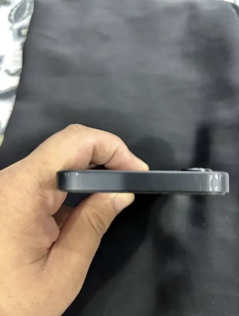 Apple iPhone 16e 3