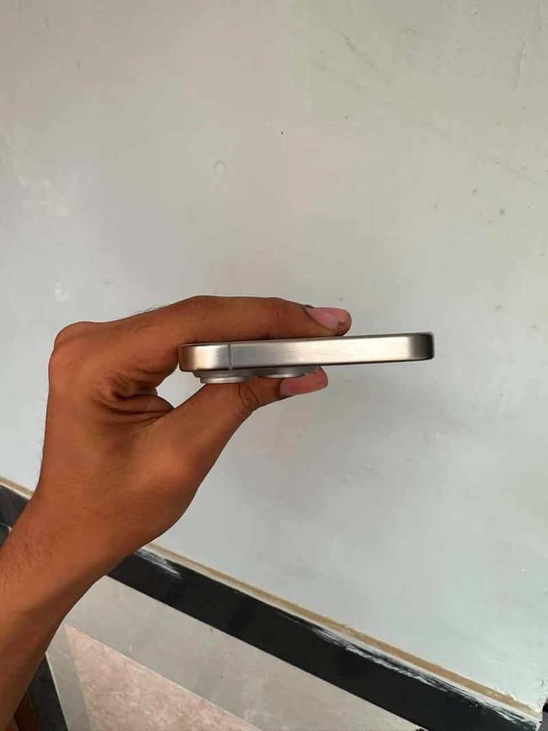 Apple iPhone 15 Pro Max 2