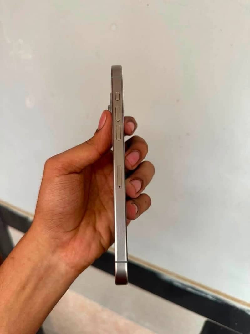 Apple iPhone 15 Pro Max 3