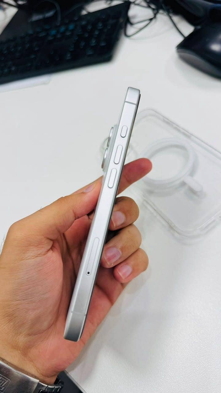 Apple iPhone 17 5