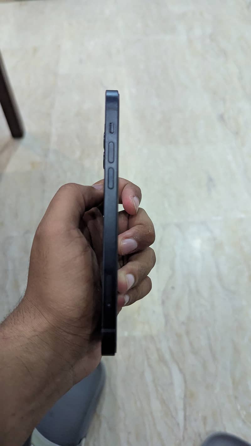 Apple iPhone 12 4