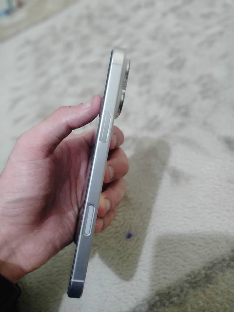 Apple iPhone 16 Pro Max 3