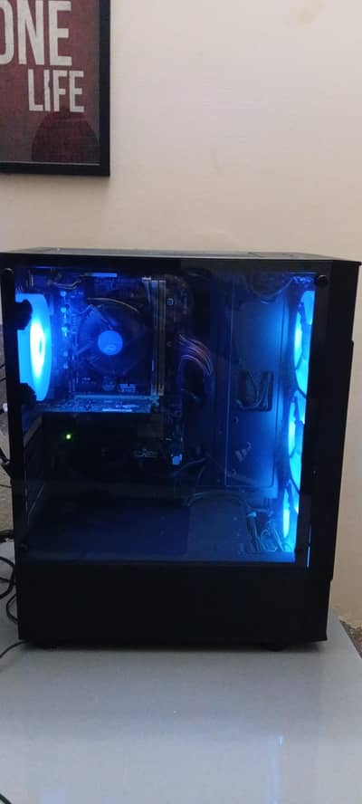 New condition gaming PC. 3in1 gaming chair and Table.