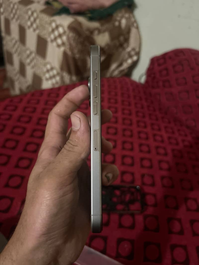 Apple iPhone 16 Pro Max 4