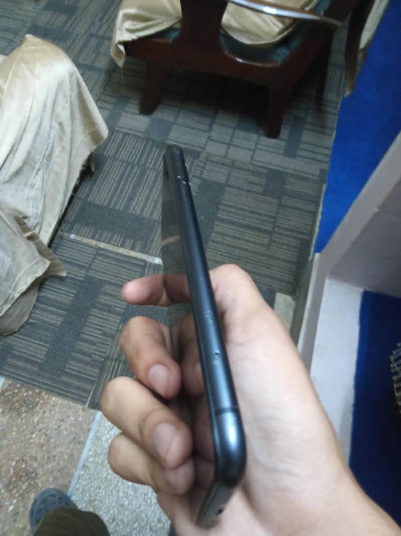 Apple iPhone 11 4