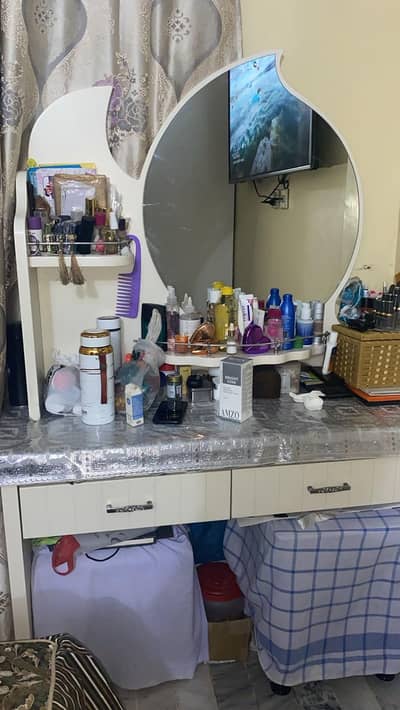 Premium off-white dressing table.