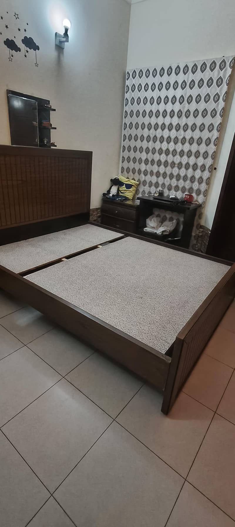 queen sized bed 0