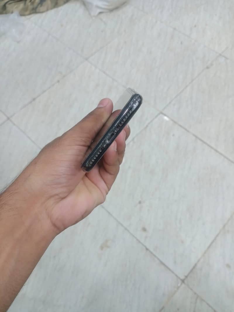 Apple iPhone X 4