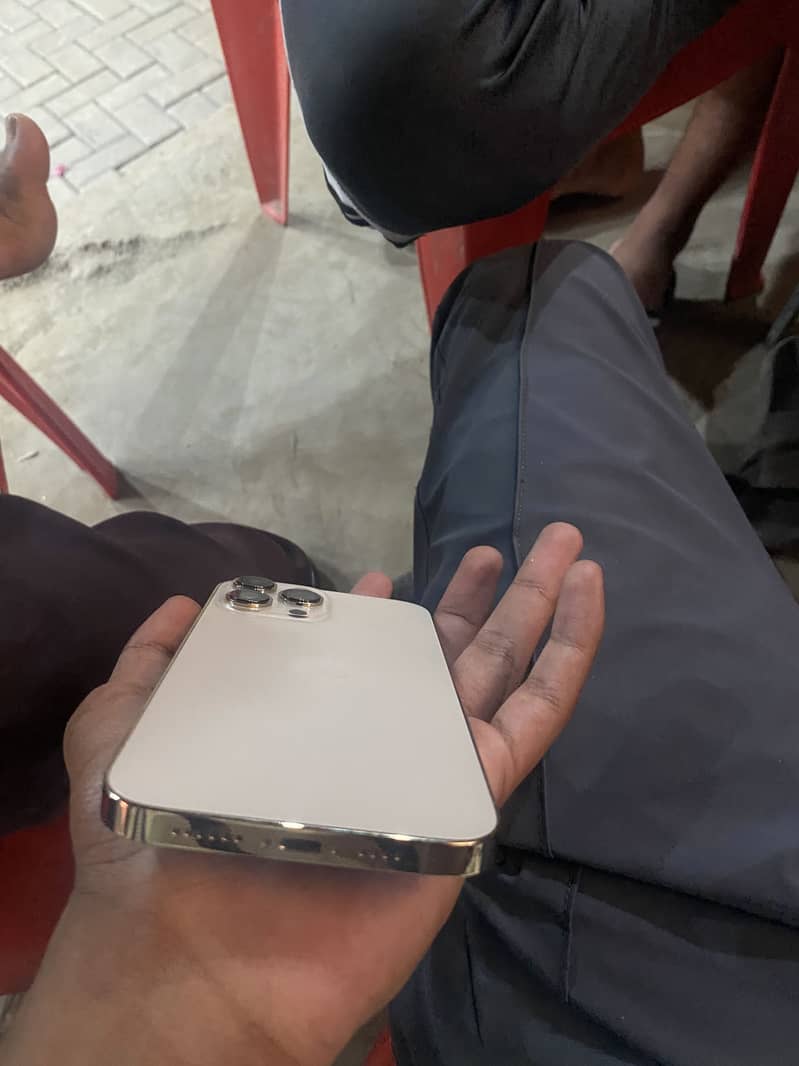 Apple iPhone 13 Pro Max 4