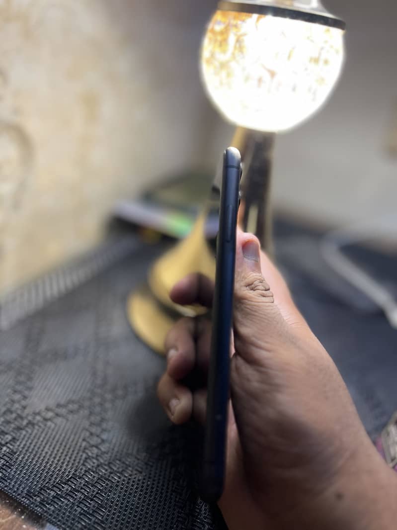 Apple iPhone 11 4