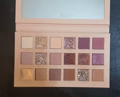Huda Beauty Nude 18-color palette