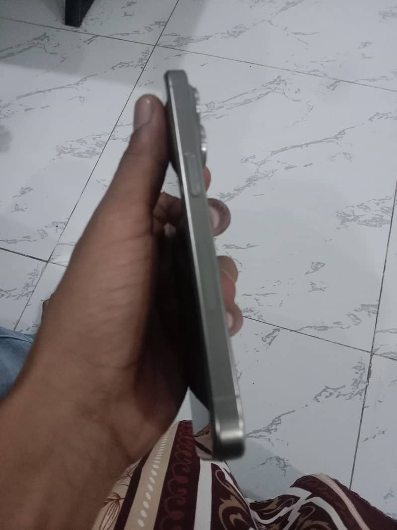 Apple iPhone 15 Pro 4