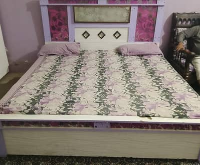 bed and 3 door almari