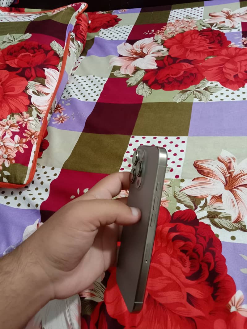 Apple iPhone 16 Pro 4
