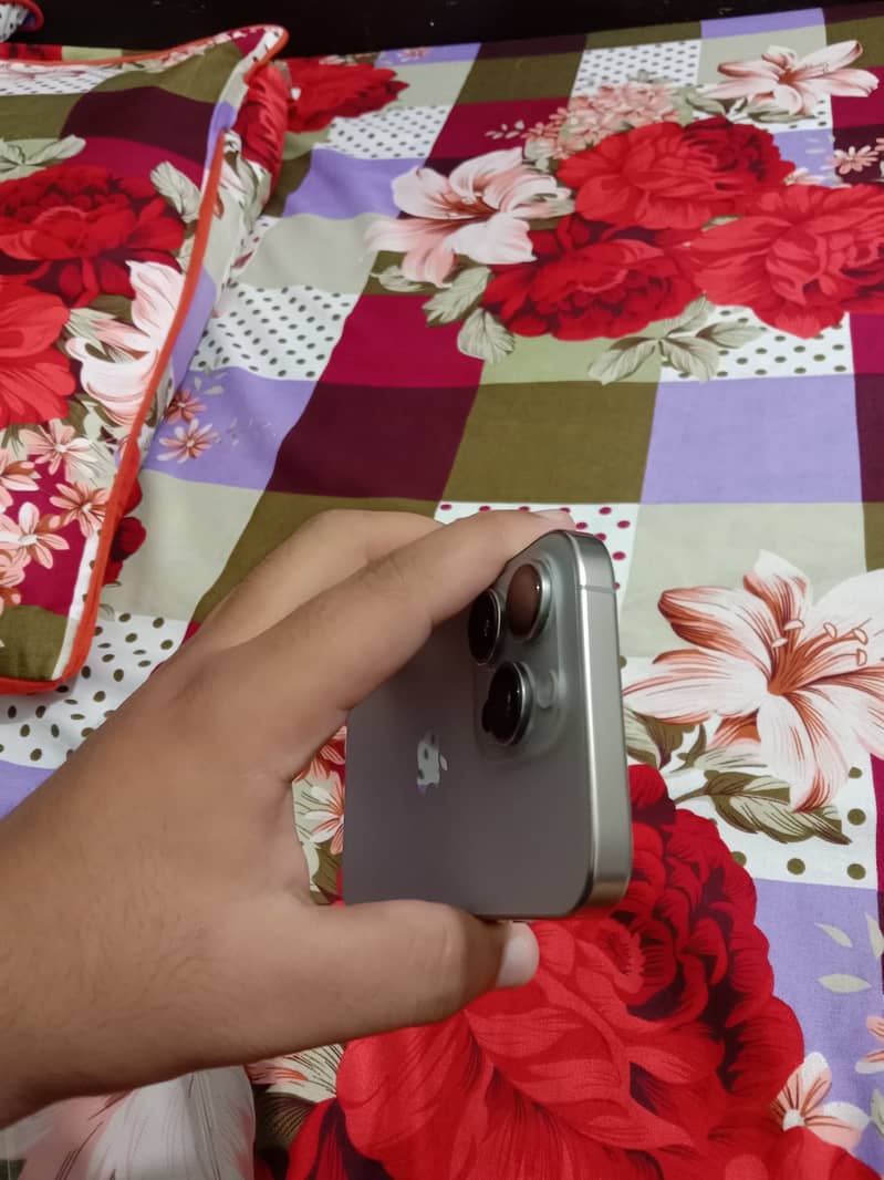 Apple iPhone 16 Pro 8