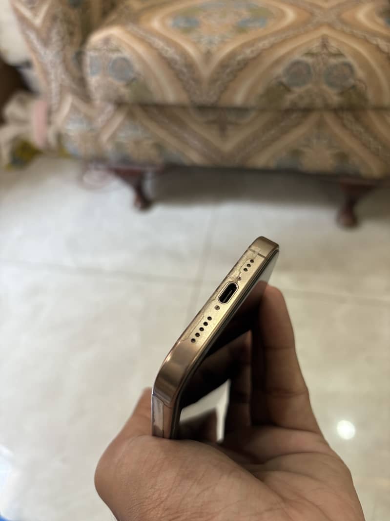 Apple iPhone 16 Pro 3