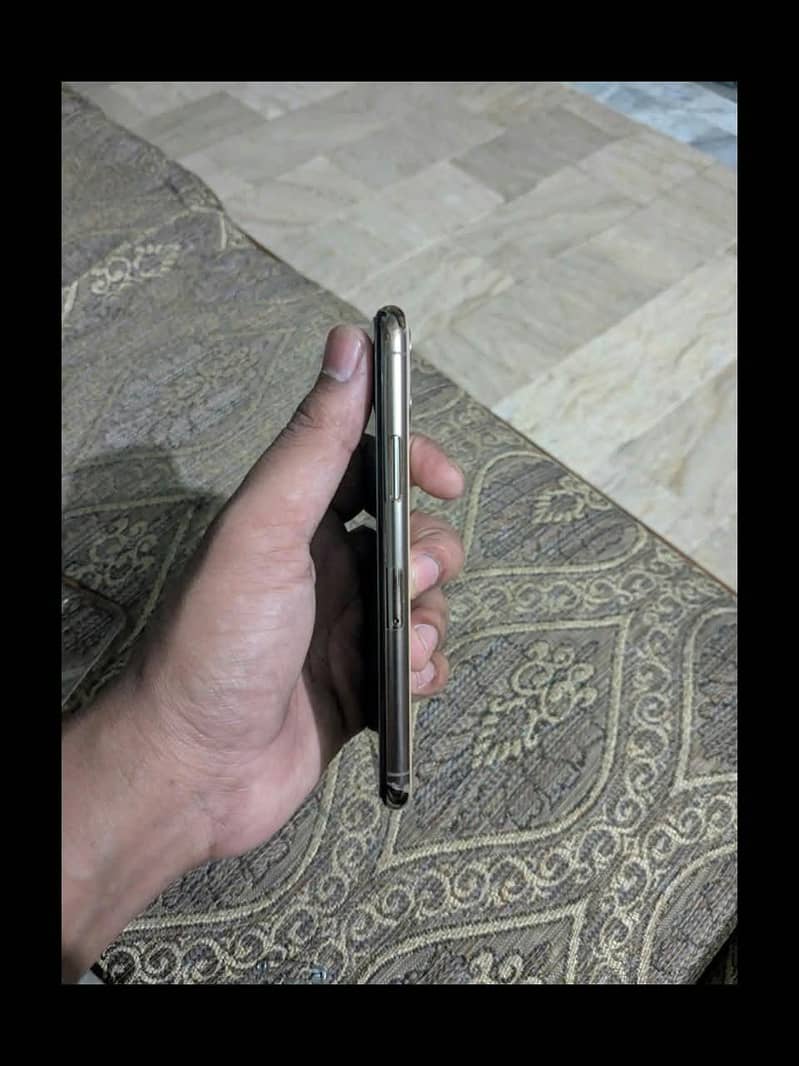 Apple iPhone 11 Pro 4