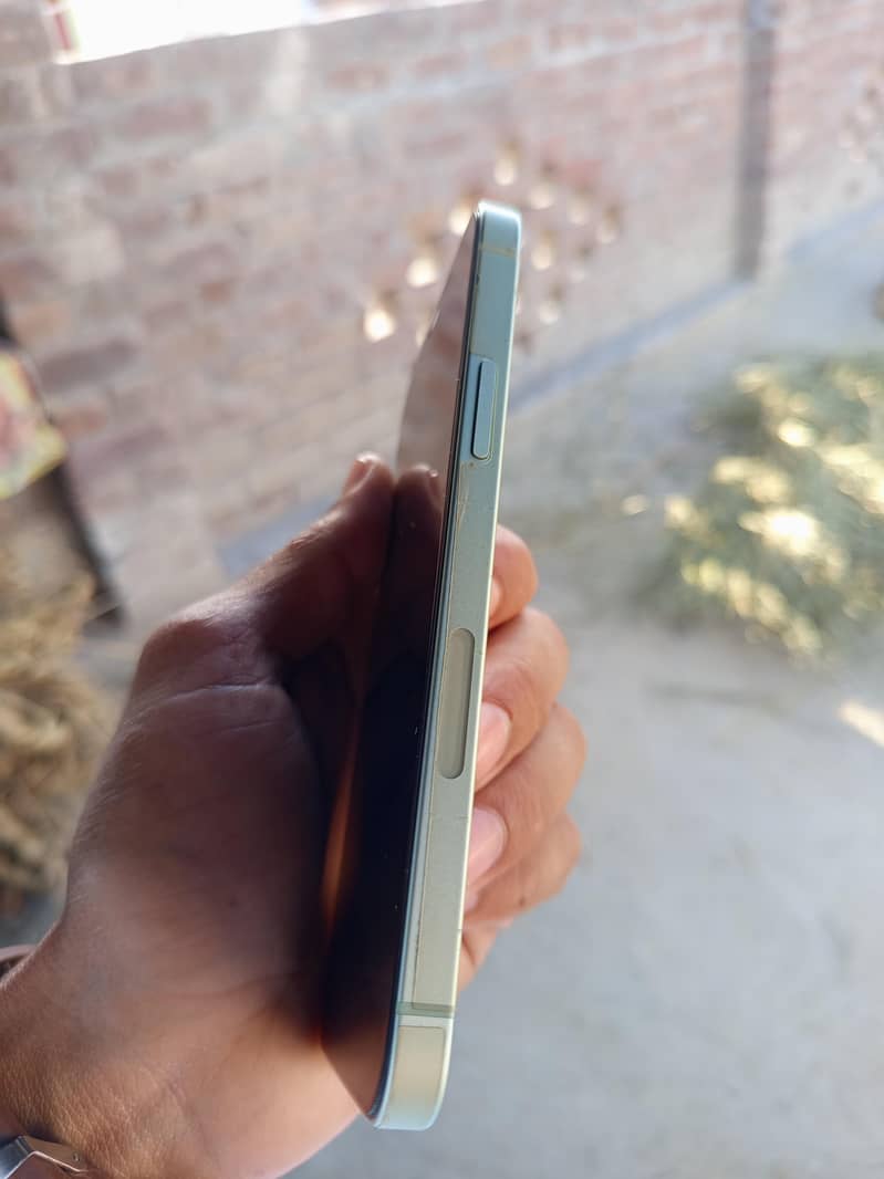 Apple iPhone 12 4