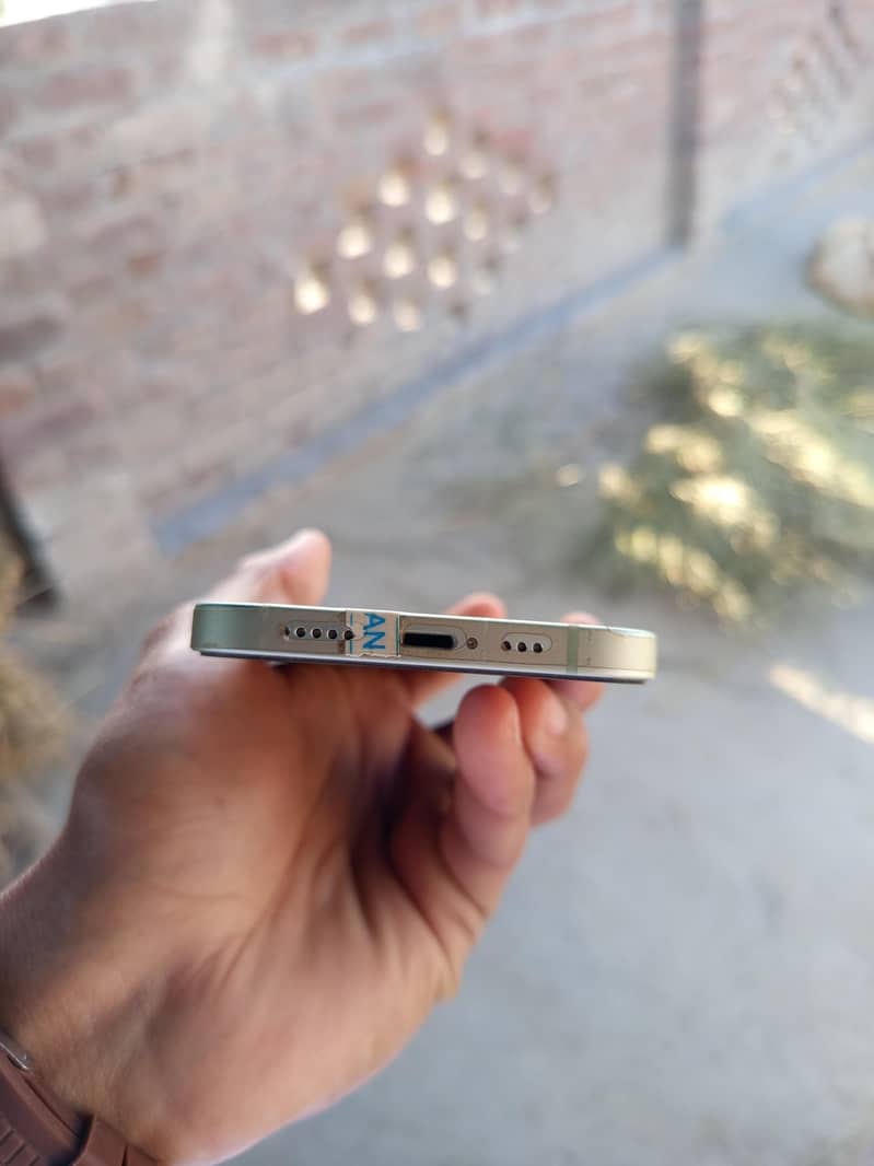 Apple iPhone 12 4
