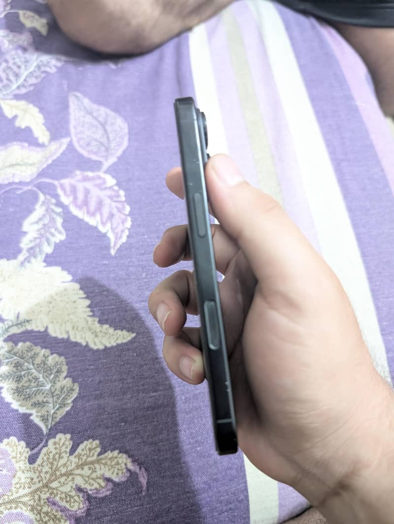 Apple iPhone 16 Pro 4
