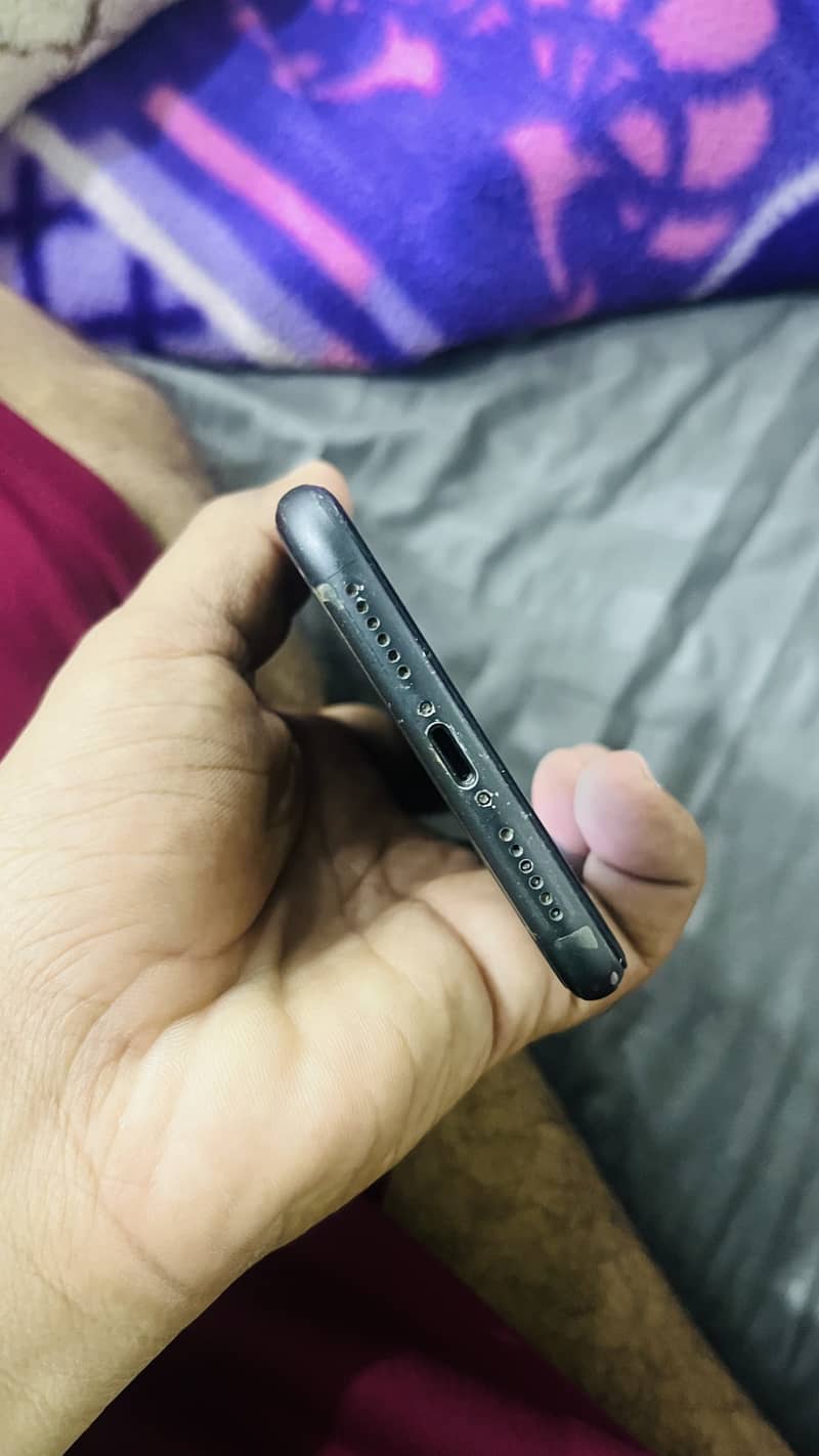 Apple iPhone 11 4