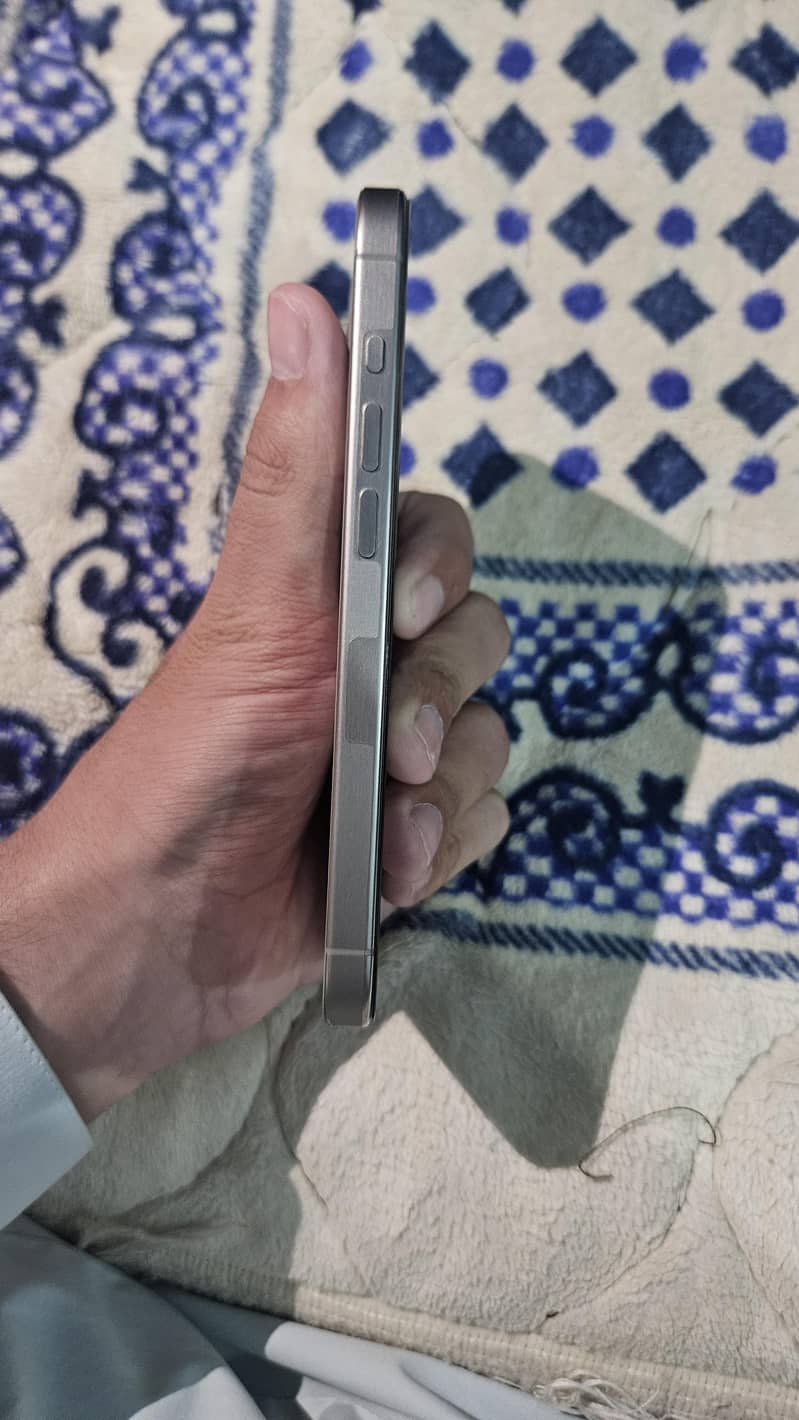 Apple iPhone 15 Pro 4