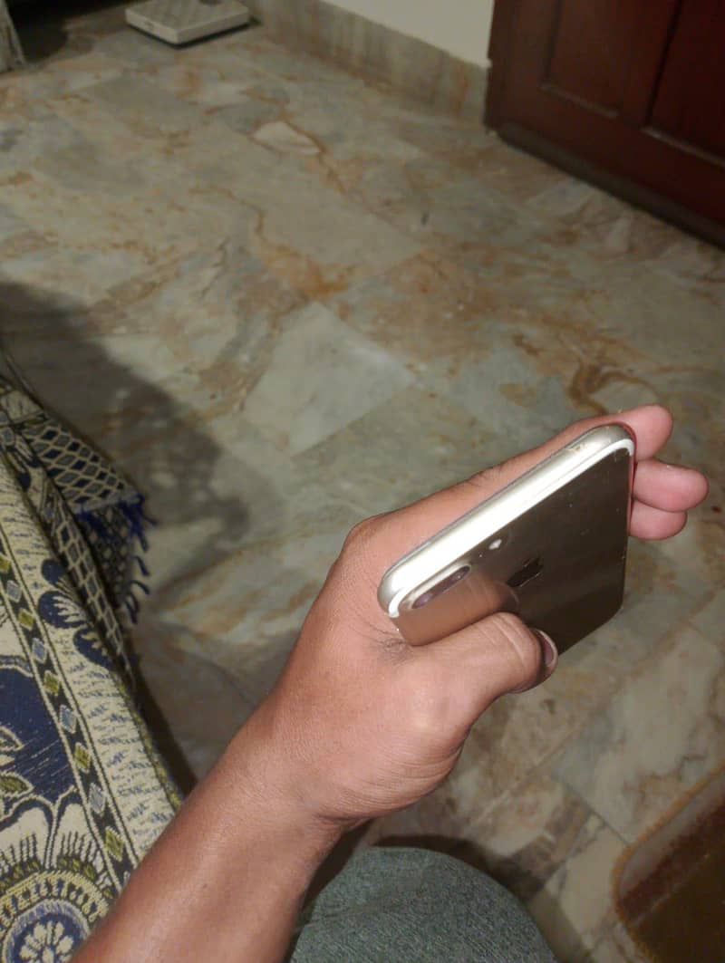 Apple iPhone 7 Plus 0