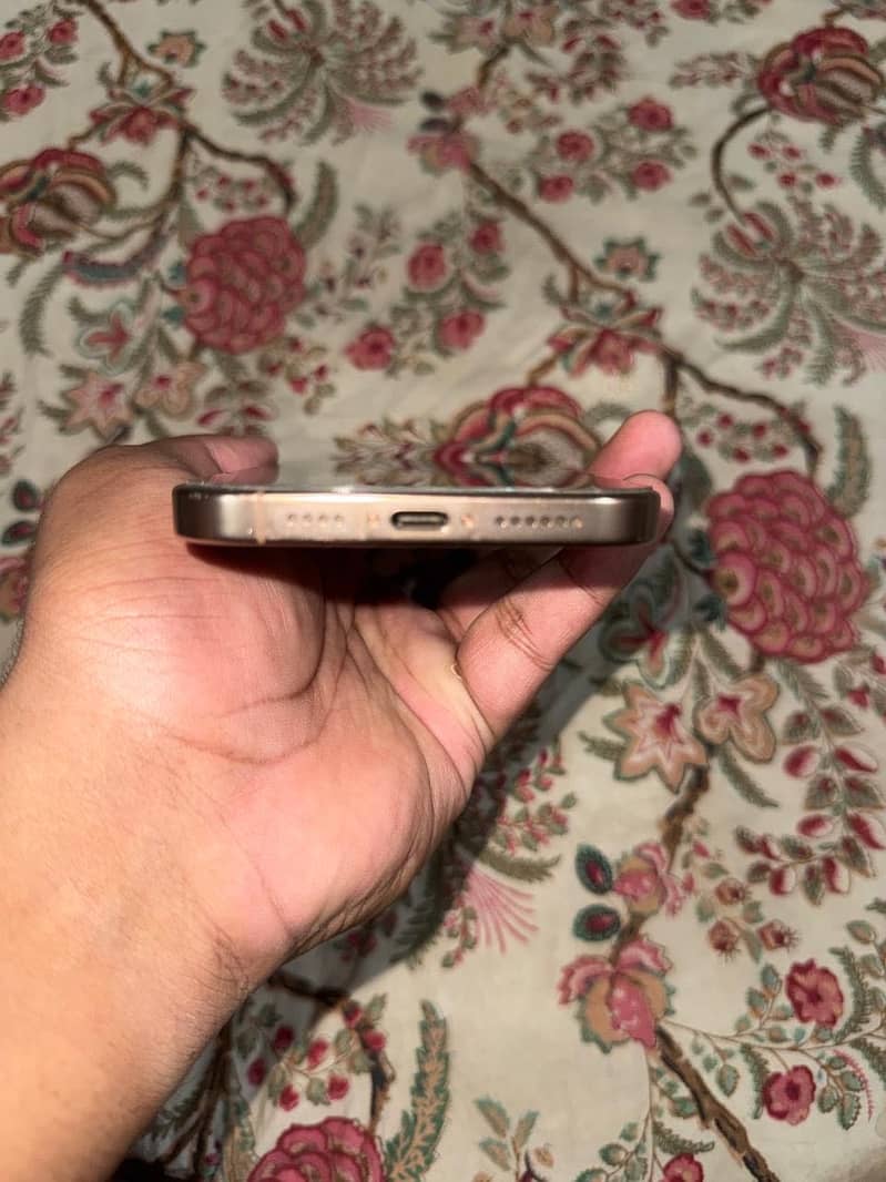 Apple iPhone 16 Pro Max 1