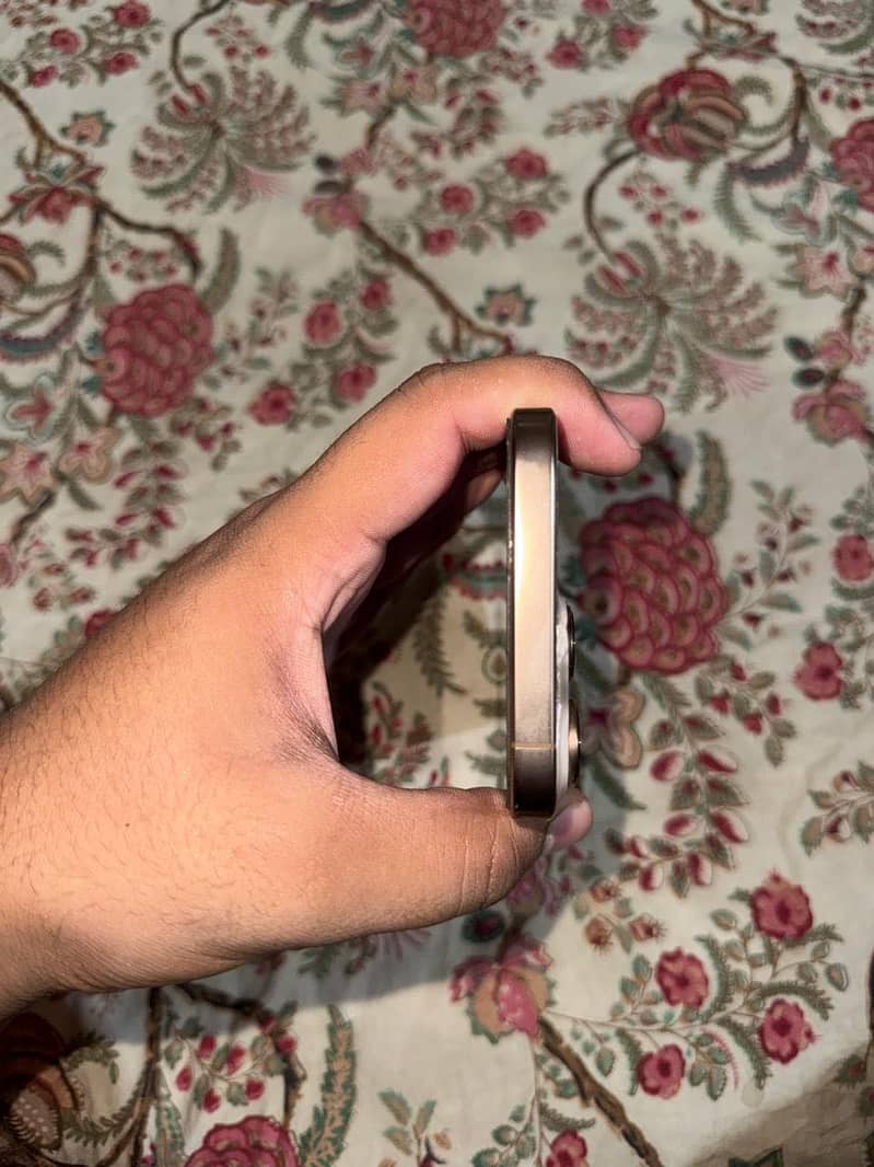 Apple iPhone 16 Pro Max 4