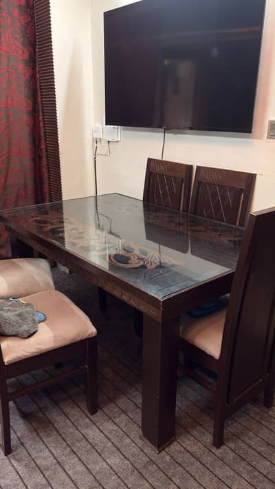 Dinning table with 6chairs for sale in a good condition.