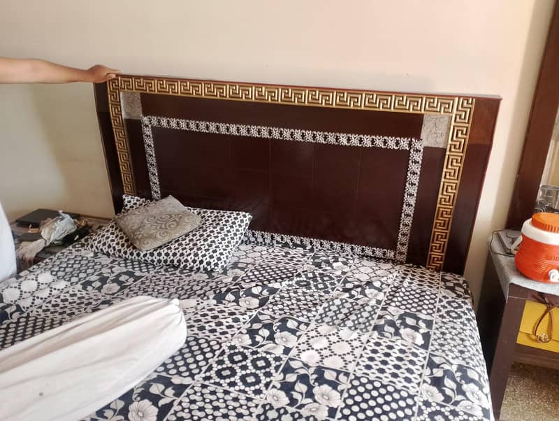 bed and dressing table 0