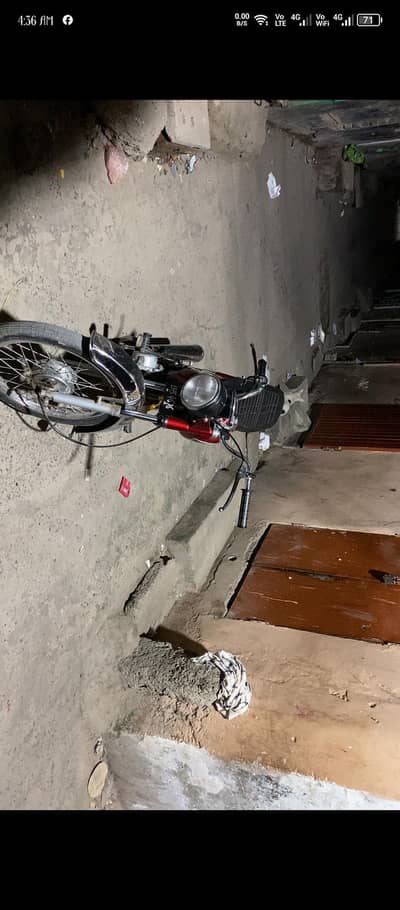 Bike for sale old model hy shonk kay liya tayar karwai thi