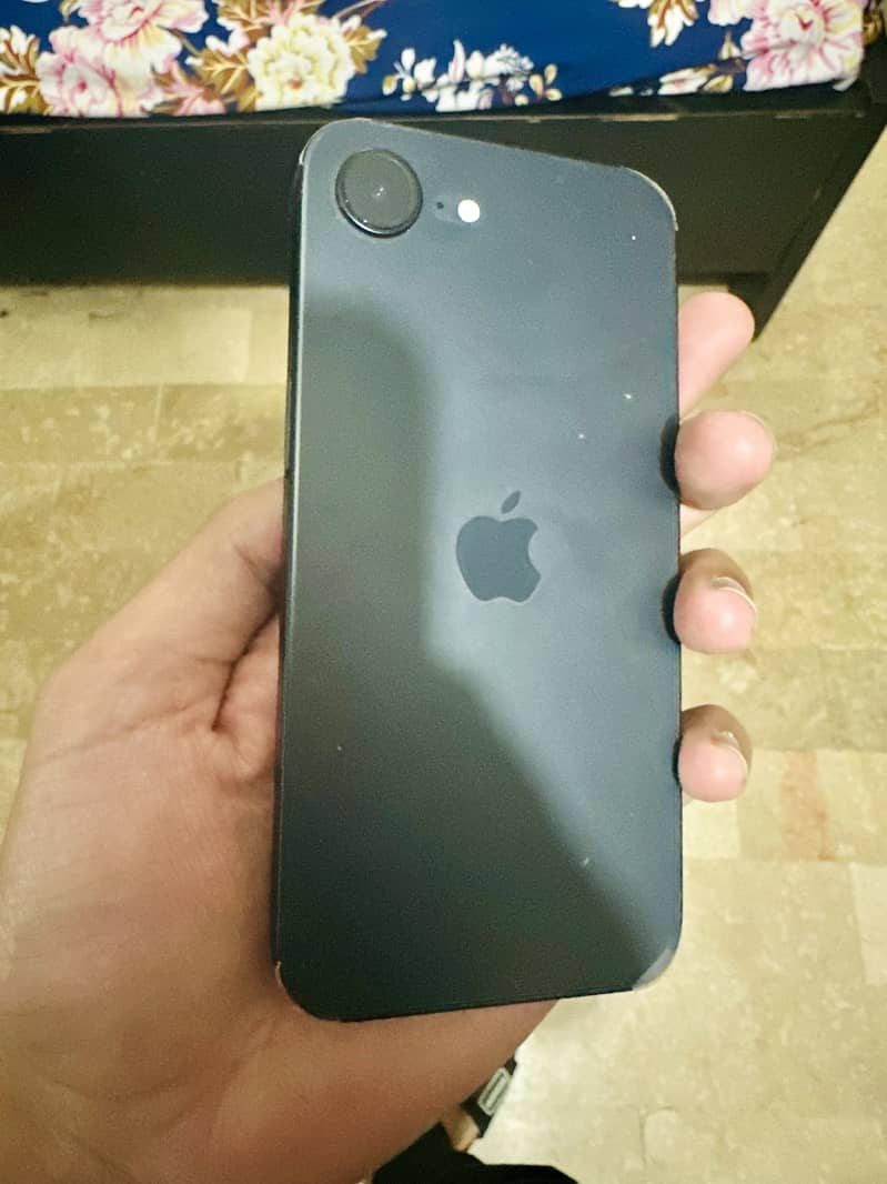 Apple iPhone 16e 1