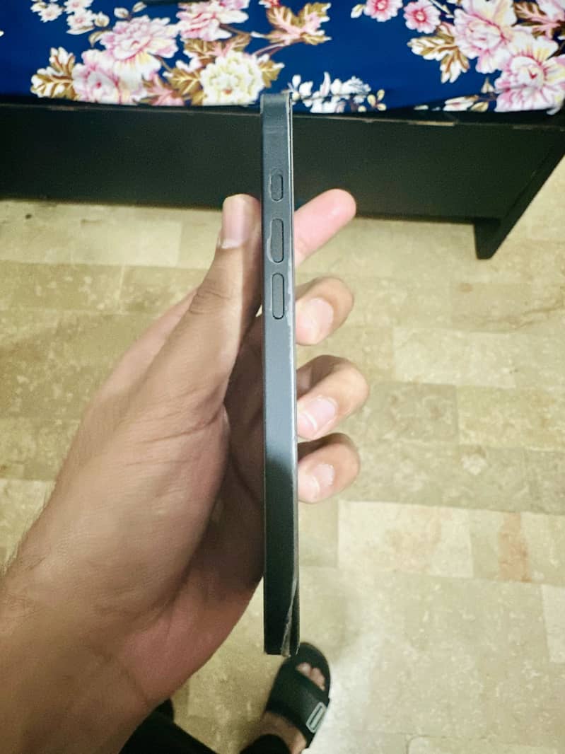 Apple iPhone 16e 2
