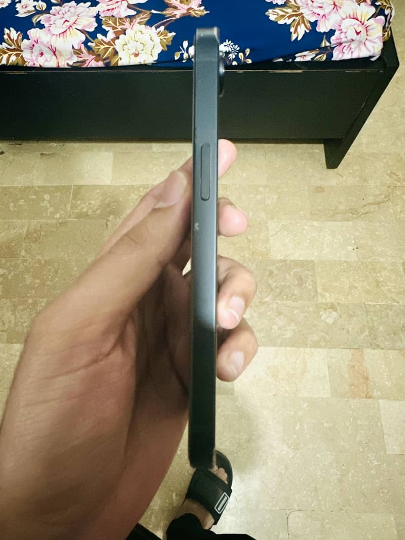 Apple iPhone 16e 3