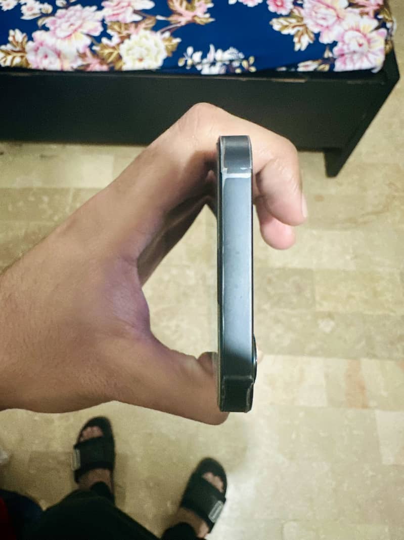 Apple iPhone 16e 4