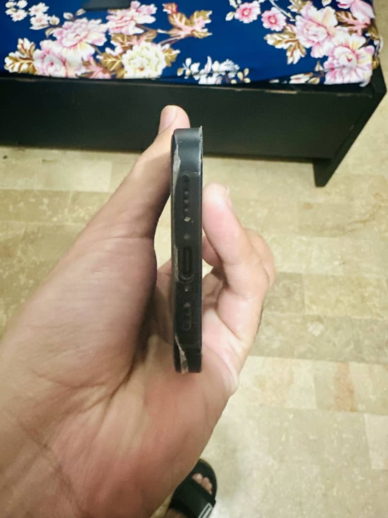 Apple iPhone 16e 5