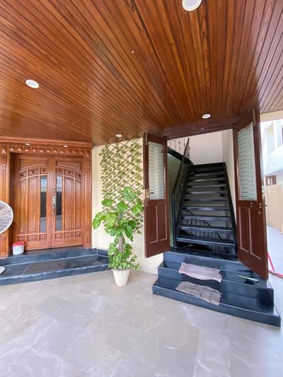 1 Kanal Upper Portion Available For Rent