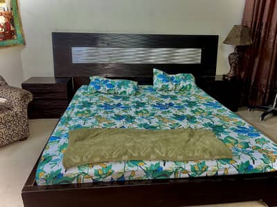 King Size Bed W side Tables