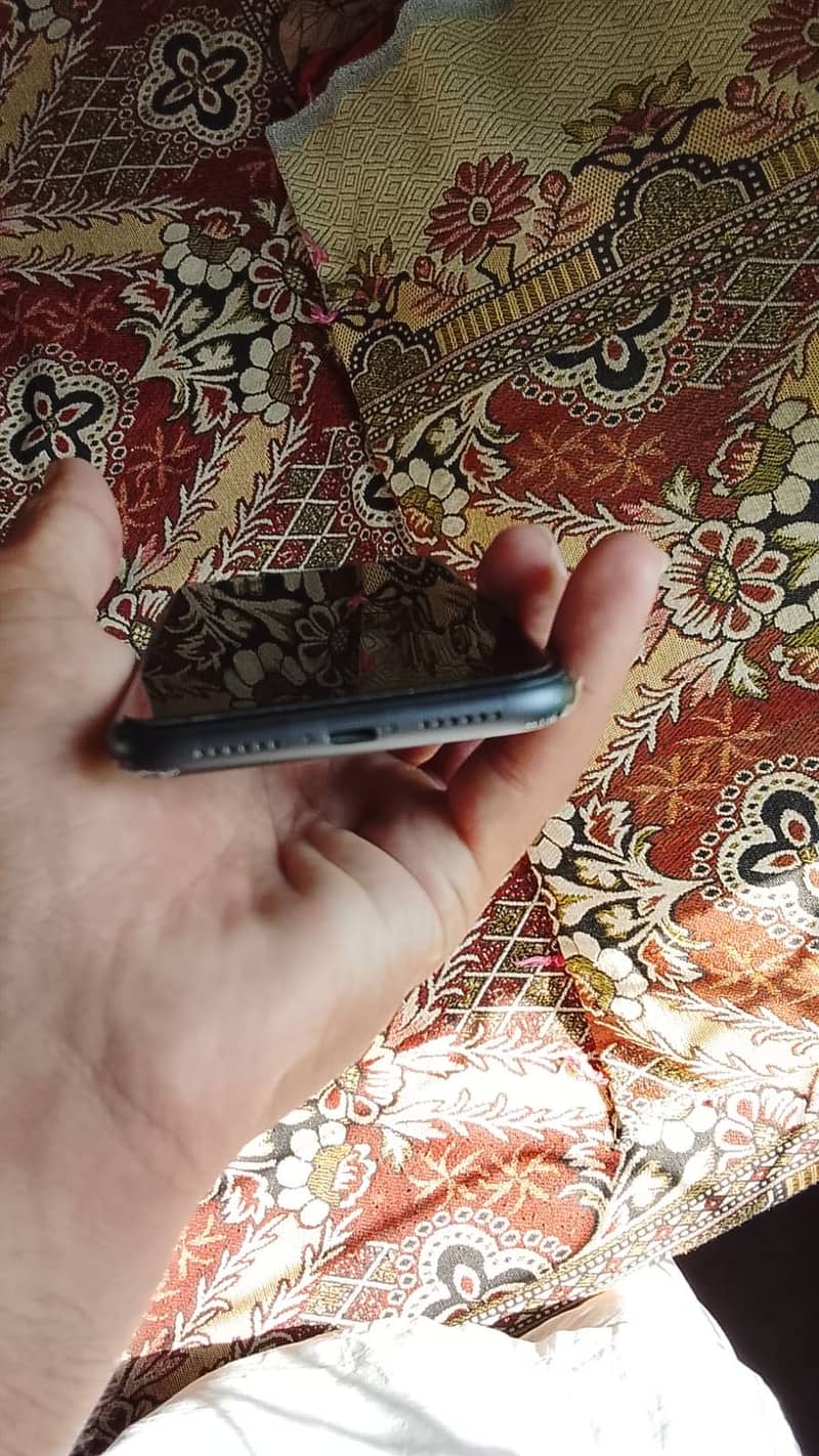 Apple iPhone 11 3