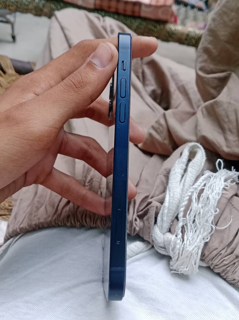 Apple iPhone 12 4