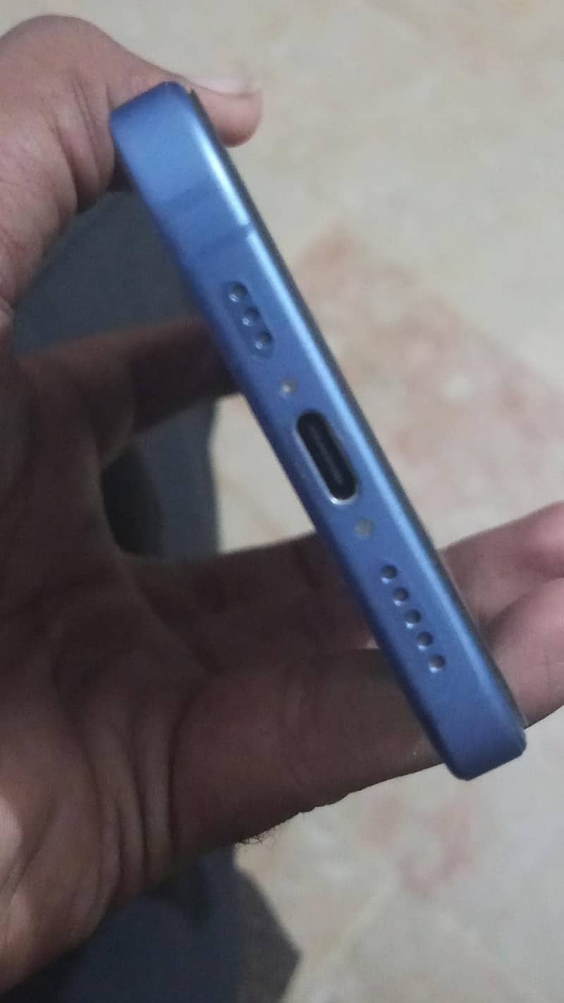 Apple iPhone 16 4