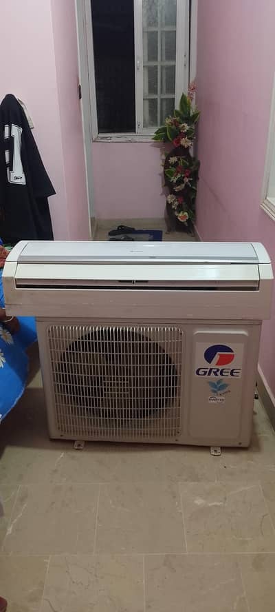 1.5 Ton Gree Inverter Ac URJENT SALE