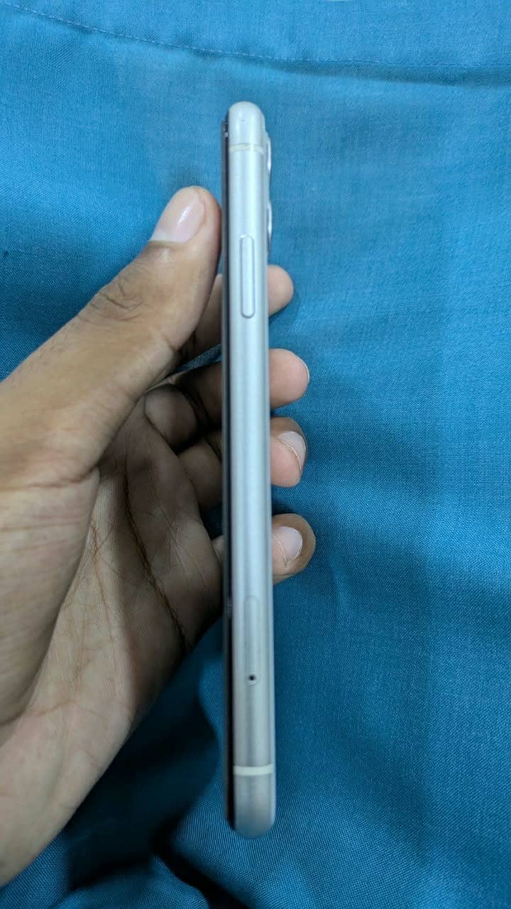Apple iPhone 11 4