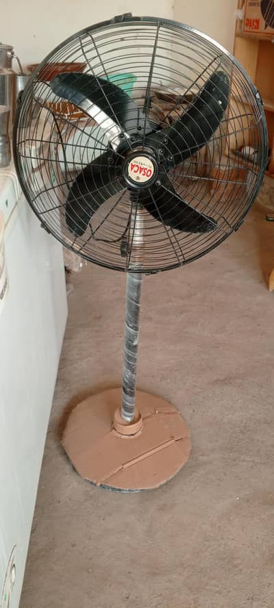 black color mein uska company ka behtarin solar fan hai