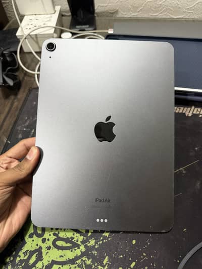 I pad Air 5 M1 256 gb 88 health negotiable 9/10 student use